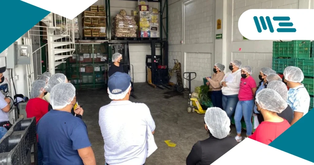 Consultor de M3 Consulting instruyendo al equipo de Jianlu sobre inocuidad alimentaria en planta de producción.