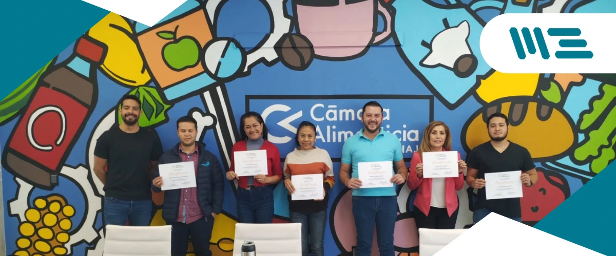 participantes-recibiendo-constancia-capacitacion-ciaj-m3 Participantes recibiendo su constancia de capacitación de CIAJ y M3 Consulting.