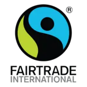 Productor y comerciante intercambiando frutas frescas en un mercado local bajo principios Fair Trade, promoviendo comercio ético y sostenible.