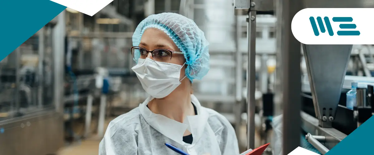 auditoria-de-retail-alimentario-revision-en-planta Auditor en fábrica realizando auditoría de retail alimentario y verificando BPM, HACCP y cumplimiento normativo.